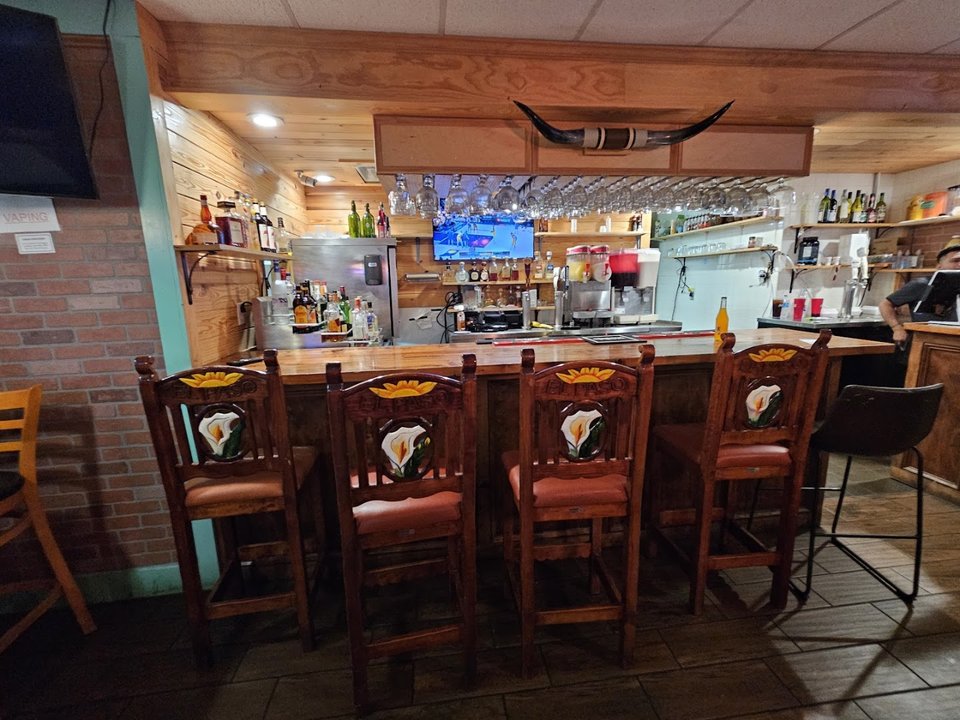 Fresh tacos and fajitas served on warm plates.
